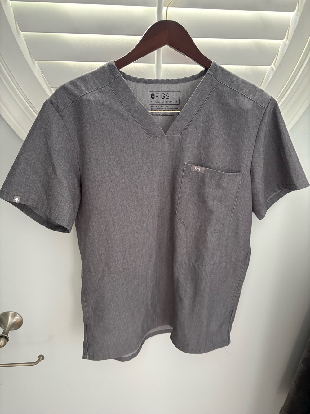 FIGS Chisec Three-Pocket Scrub Top for Men heather gray sz small